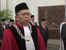 Ucapkan Sumpah di Hadapan Jokowi, Asrul Sani Sah Jadi Hakim MK