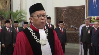 Ucapkan Sumpah di Hadapan Jokowi, Asrul Sani Sah Jadi Hakim MK