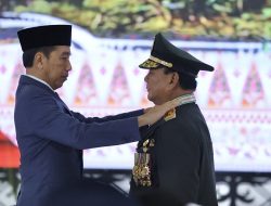 Di Rapim TNI-Polri, Menhan Prabowo Terima Kenaikan Pangkat Istimewa dari Presiden Jokowi