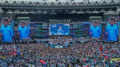 GBK Penuh Sesak, Ratusan Ribu Pendukung Rela Ikuti Pidato Politik Paslon 2 Lewat Layar Monitor