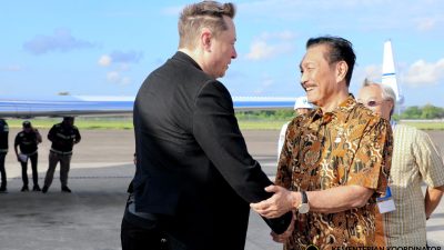 Menko Luhut Sambut CEO SpaceX Elon Musk di Bali