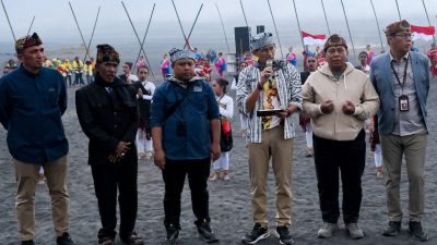 Menparekraf Baca Puisi Kidung Tengger Saat Buka Eksotika Bromo Festival 2024