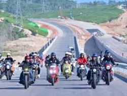 Tinjau Jalan Tol IKN, Presiden Jokowi Ajak Influencers Naik Motor