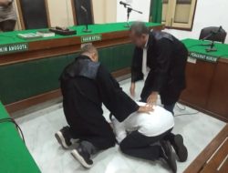 Divonis bebas, mantan kepala BKD Langkat menangis dan bersujud