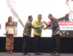 Peringatan Hari Bela Negara 2025, Panglima TNI Jenderal Agus Subiyanto Terima Pena Mas FPRMI