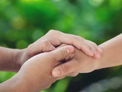 Melampaui Ego: Mengapa Memberi Manfaat Kepada Orang Lain Justru Menguntungkan Diri Sendiri