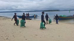 Jelang Perhelatan Pesparawi Nasional, Dinas Pariwisata dan Komunitas Bersihkan Pesisir Manokwari