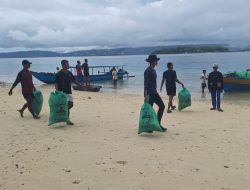 Jelang Perhelatan Pesparawi Nasional, Dinas Pariwisata dan Komunitas Bersihkan Pesisir Manokwari