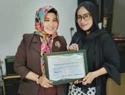 CEO Kinerja Group Risdiana Wiryatni Serahkan Penghargaan Kinerja Award kepada Komunitas Amanina Event Organizer
