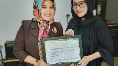 CEO Kinerja Group Risdiana Wiryatni Serahkan Penghargaan Kinerja Award kepada Komunitas Amanina Event Organizer