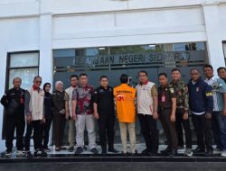 OJK Serahkan Tersangka dan Barang Bukti Kasus PT BPR Sawa Kepada Kejaksaan Negeri Sidoarjo