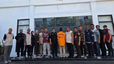 OJK Serahkan Tersangka dan Barang Bukti Kasus PT BPR Sawa Kepada Kejaksaan Negeri Sidoarjo