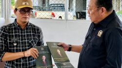 Serahkan Buku Hukum Karya Terbarunya kepada Kades dan Camat, Cornelis Dorong Penyelesaian Konflik Melalui Jalur Konstitusional