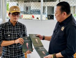 Serahkan Buku Hukum Karya Terbarunya kepada Kades dan Camat, Cornelis Dorong Penyelesaian Konflik Melalui Jalur Konstitusional