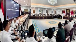 Dobrak Tradisi Istana: Presiden Prabowo Evaluasi 2 Tahun Kabinet Merah Putih di Outdoor Halaman Tengah
