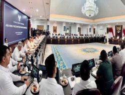 Dobrak Tradisi Istana: Presiden Prabowo Evaluasi 2 Tahun Kabinet Merah Putih di Outdoor Halaman Tengah